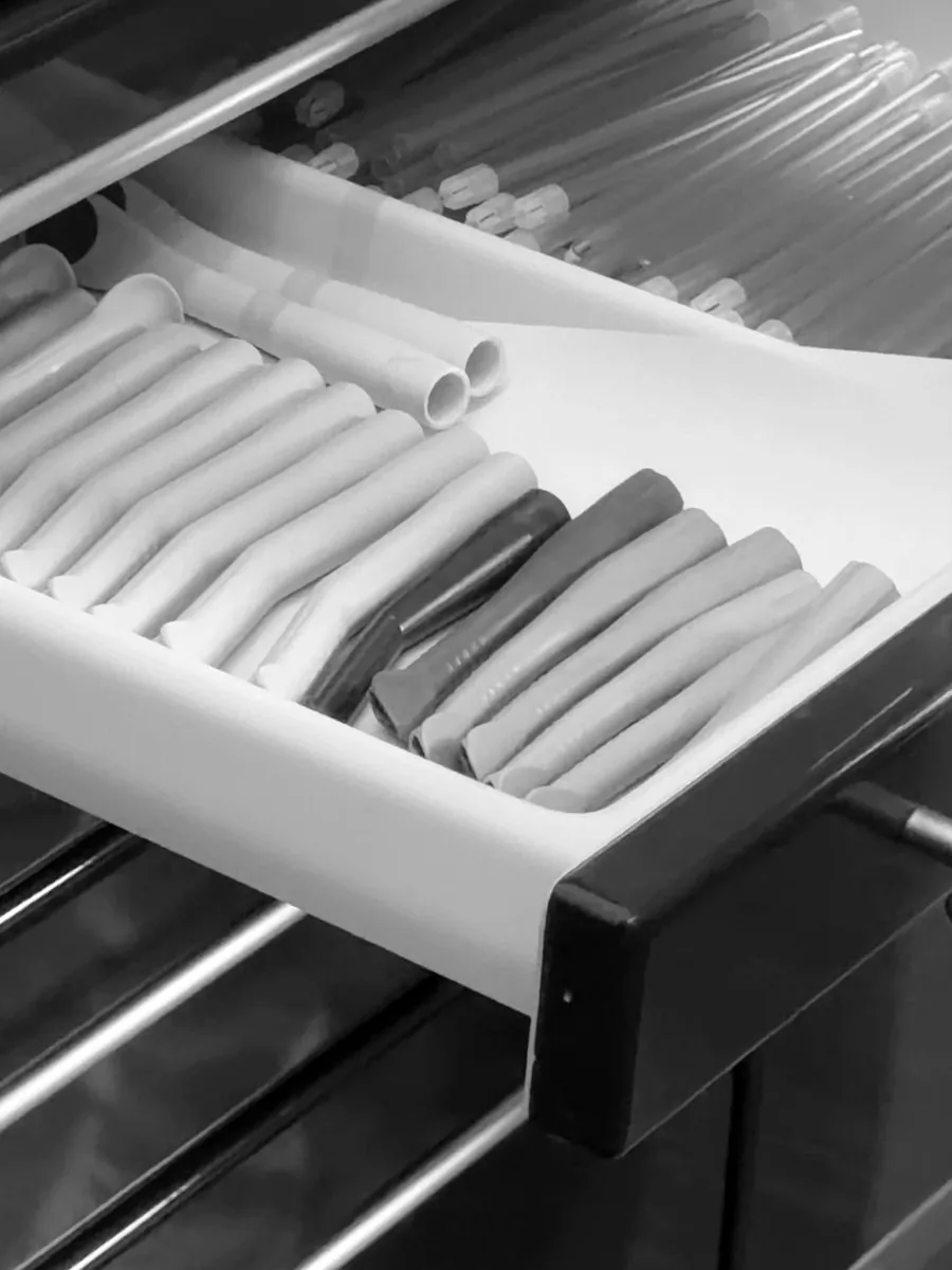 Schublade mit sortiertem Material
