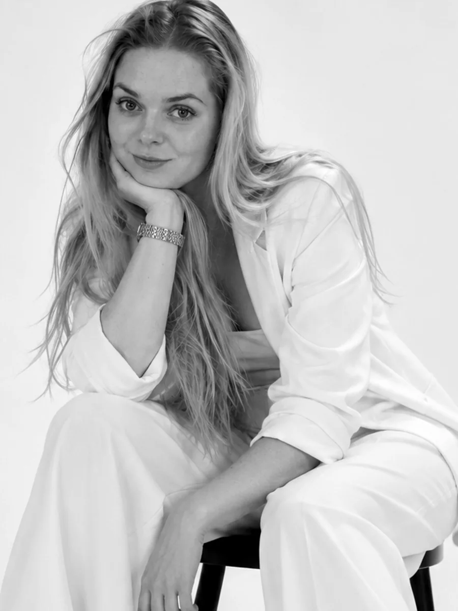 Ewa Kosarev, Hand am Kinn, schwarzweiß